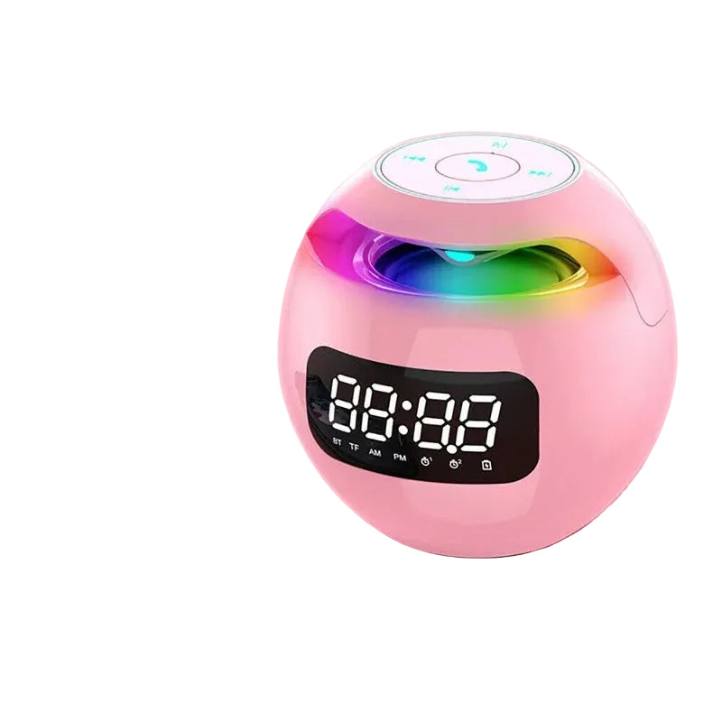 Multifunksjonell vekkerklokke med Bluetooth-høyttaler og LED-nattlys, plassert på et nattbord.