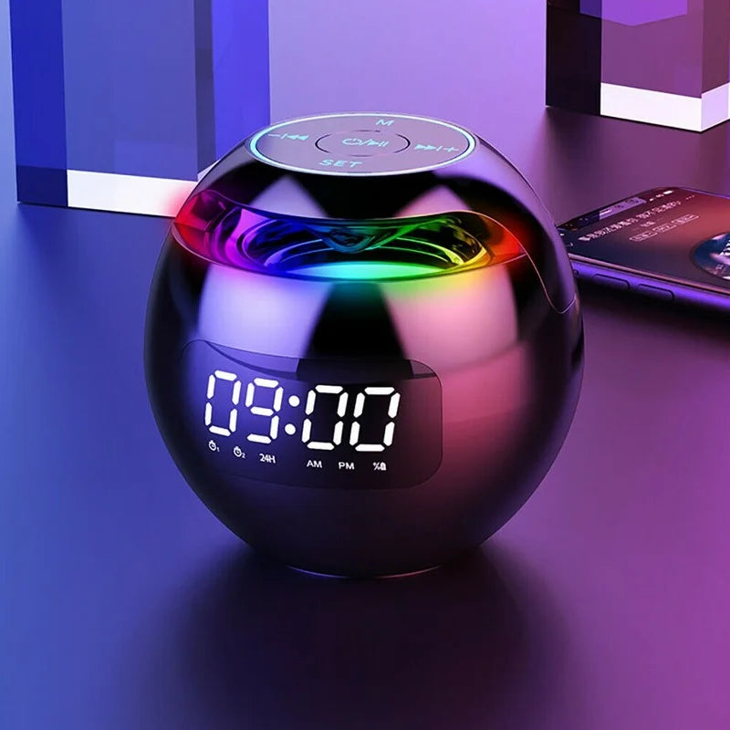 Kompakt Bluetooth-høyttaler som også fungerer som smart vekkerklokke, med display som viser tid og lys.