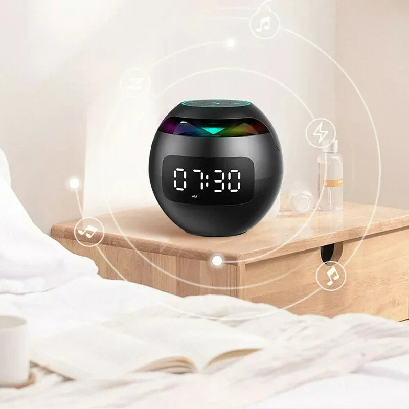 Hjemmeelektronikk: Bluetooth-høyttaler og vekkerklokke med lett lesbart digitalt display og knapper.