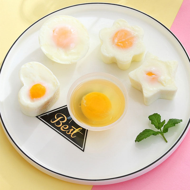 Ferdige, perfekt formede egg uten skall, klare til servering fra de praktiske silikonformene.