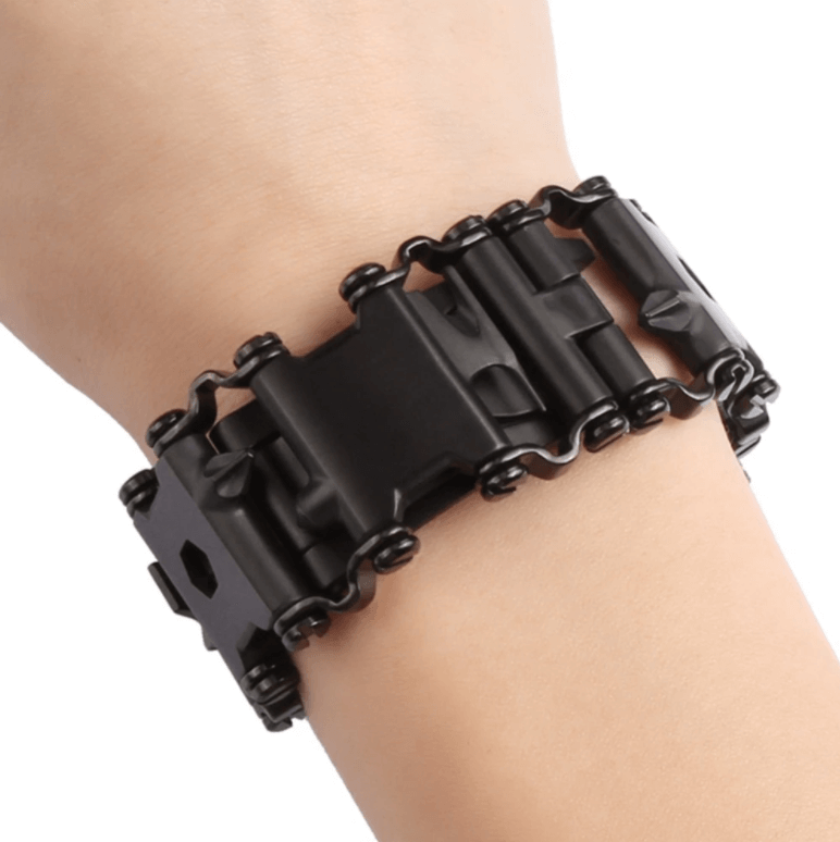 Visning av multiverktøy armbåndet på håndleddet, demonstrerer passform og funksjon.
