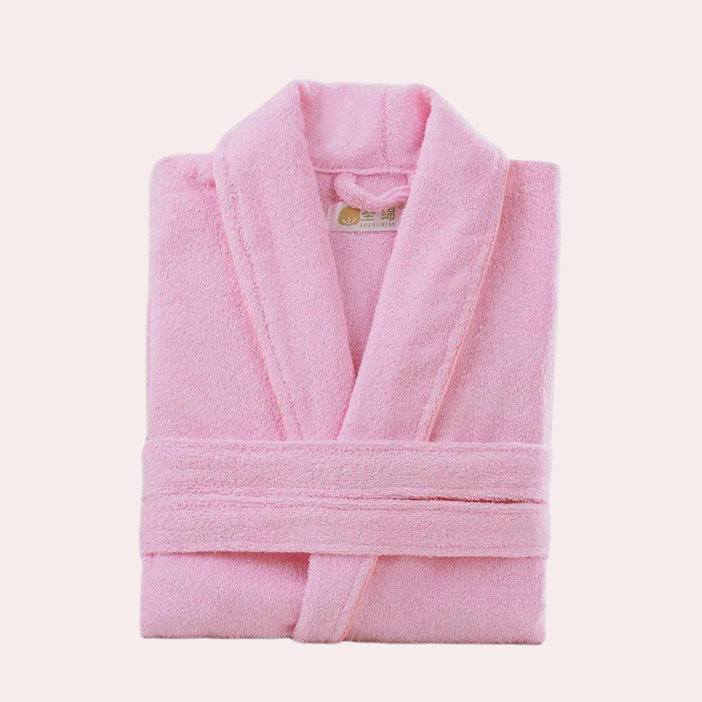 Detalj av teksturen på en komfortabel og absorberende herrebadekåpe i myk bomull, ideell for hjemmetøy.