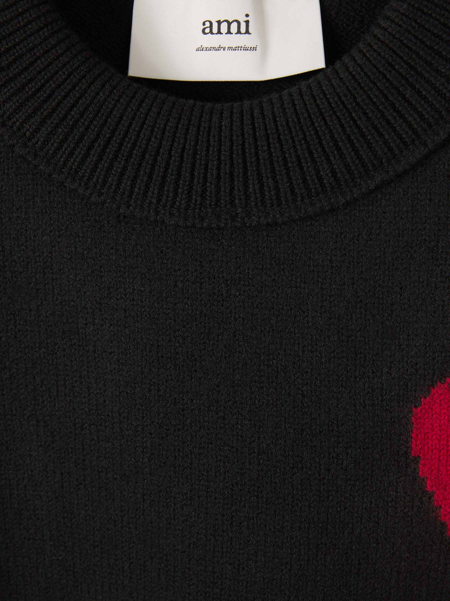 Myk, brodert hjertegenser for kvinner, stilfullt design med delikate hjertebroderi, passer til jeans eller skjørt.