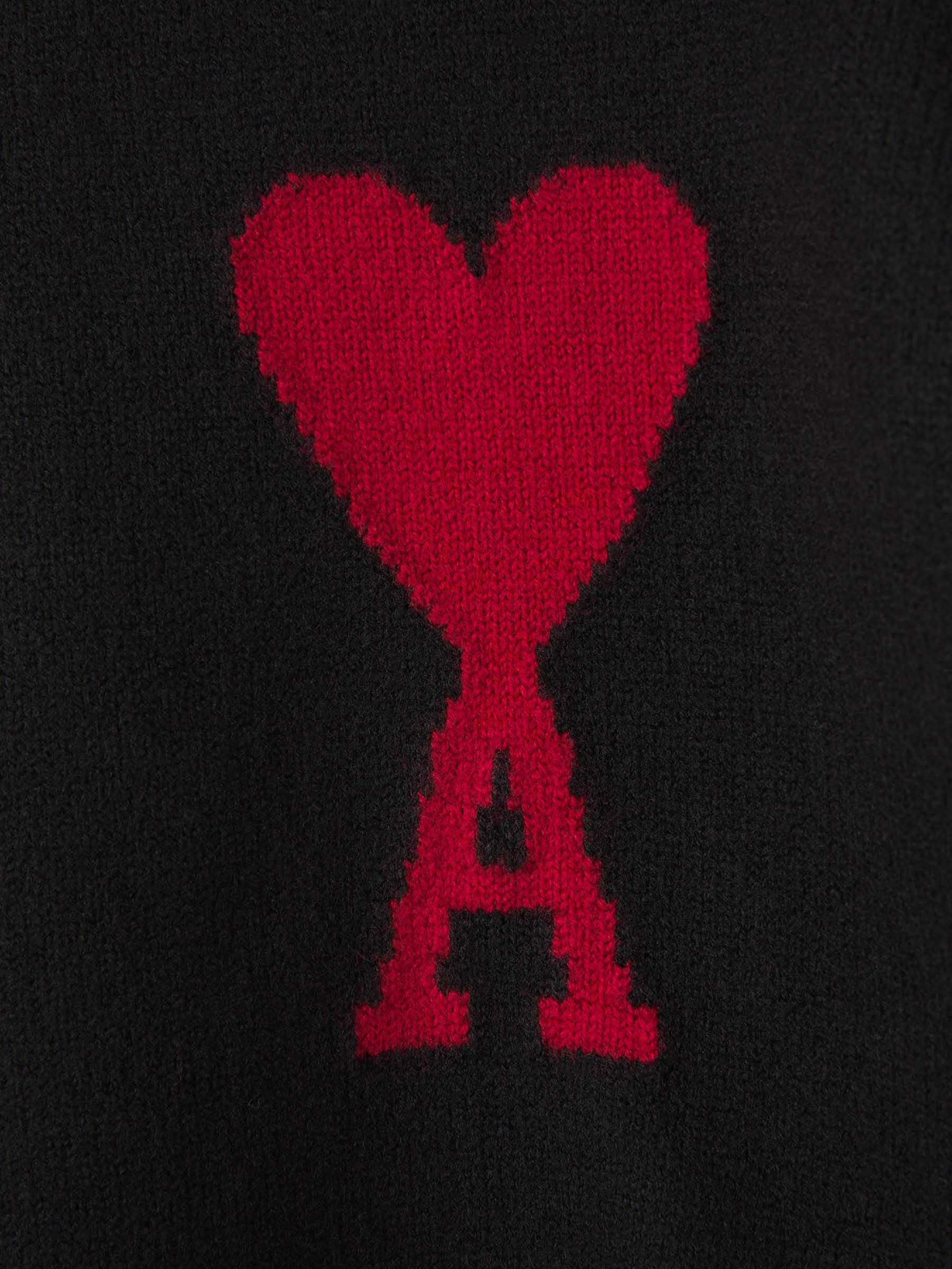 Myk, brodert hjertegenser for kvinner, stilfullt design med delikate hjertebroderi, passer til jeans eller skjørt.