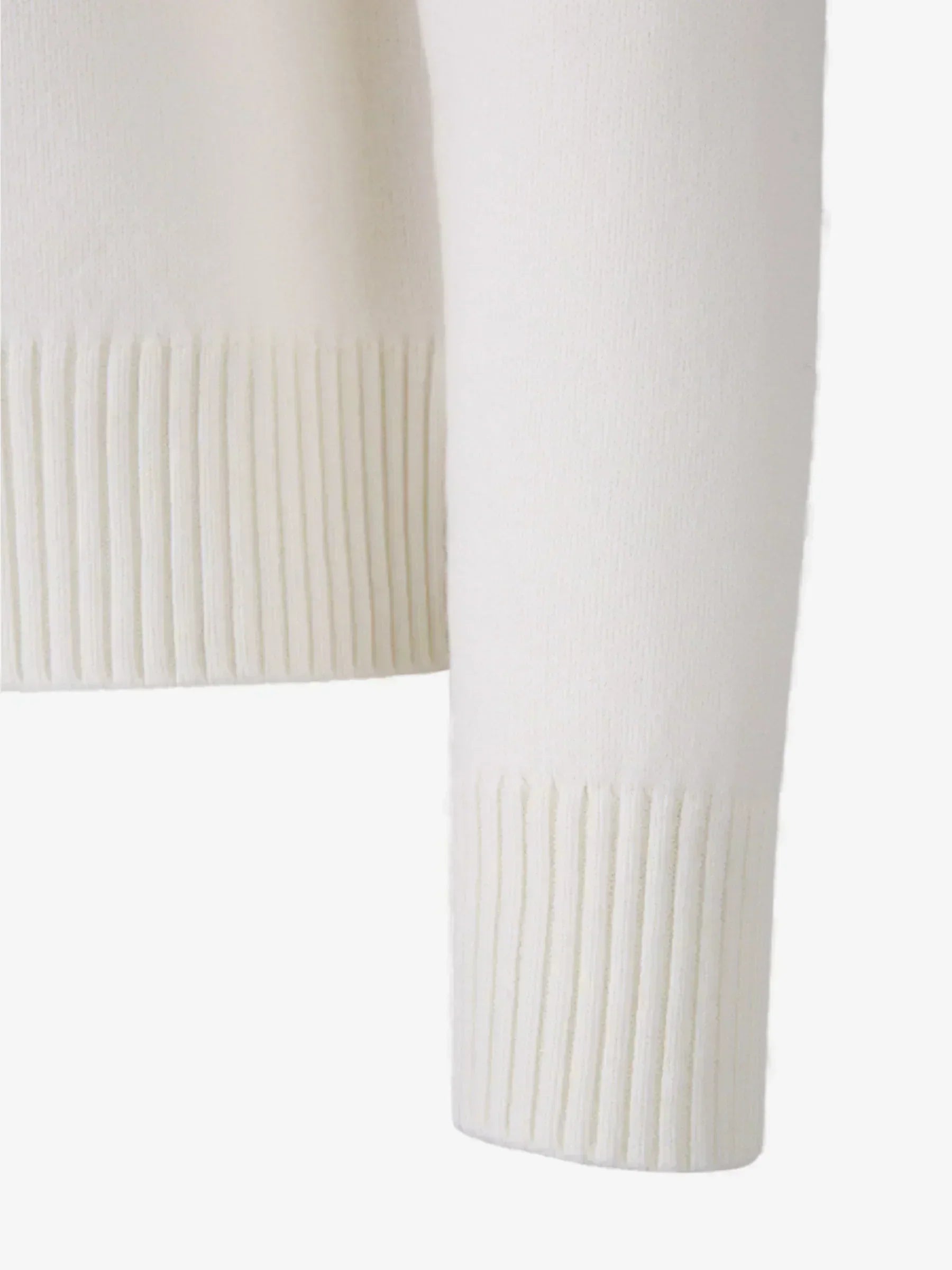 Myk, brodert hjertegenser for kvinner, stilfullt design med delikate hjertebroderi, passer til jeans eller skjørt.