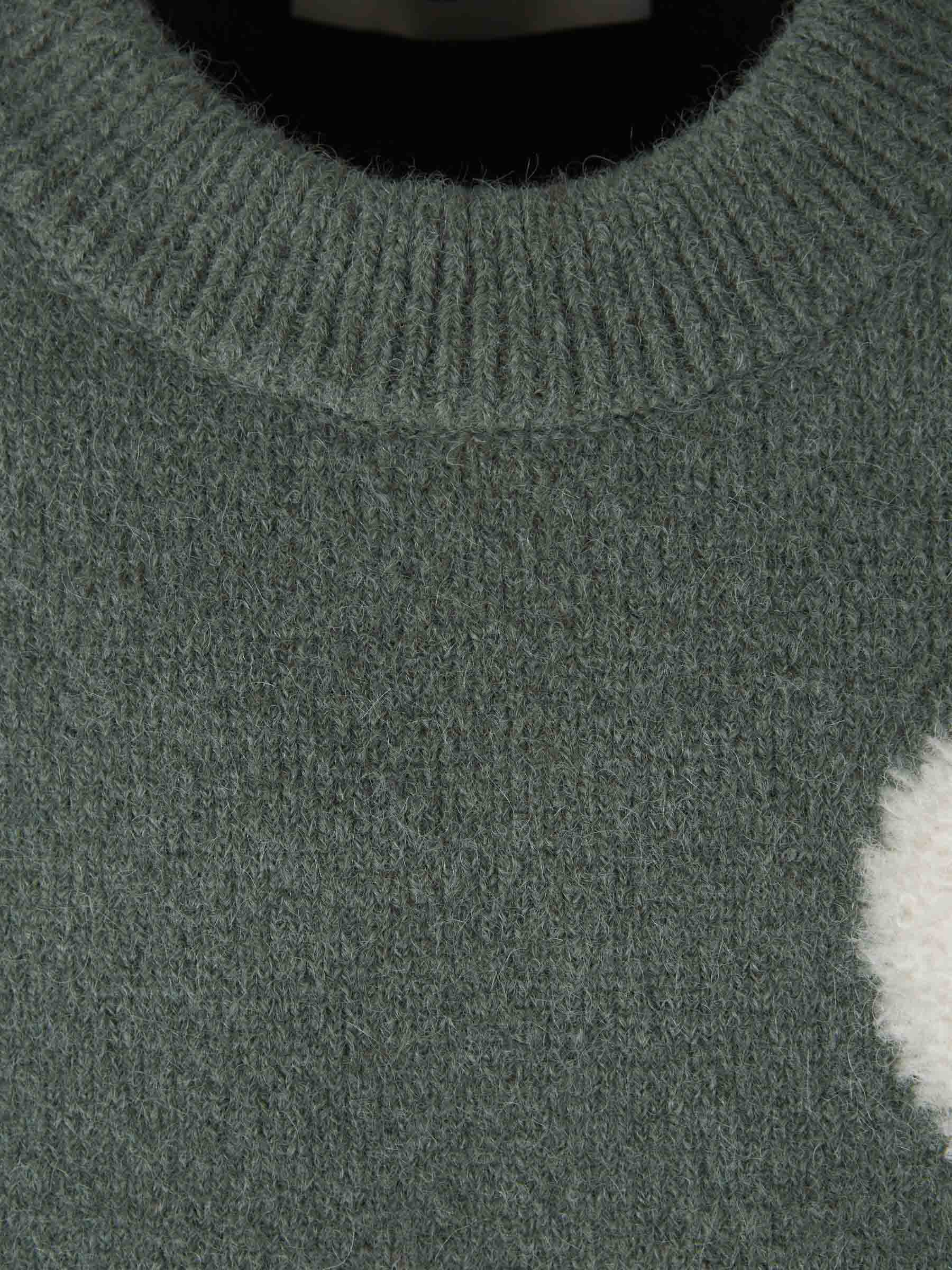 Myk, brodert hjertegenser for kvinner, stilfullt design med delikate hjertebroderi, passer til jeans eller skjørt.