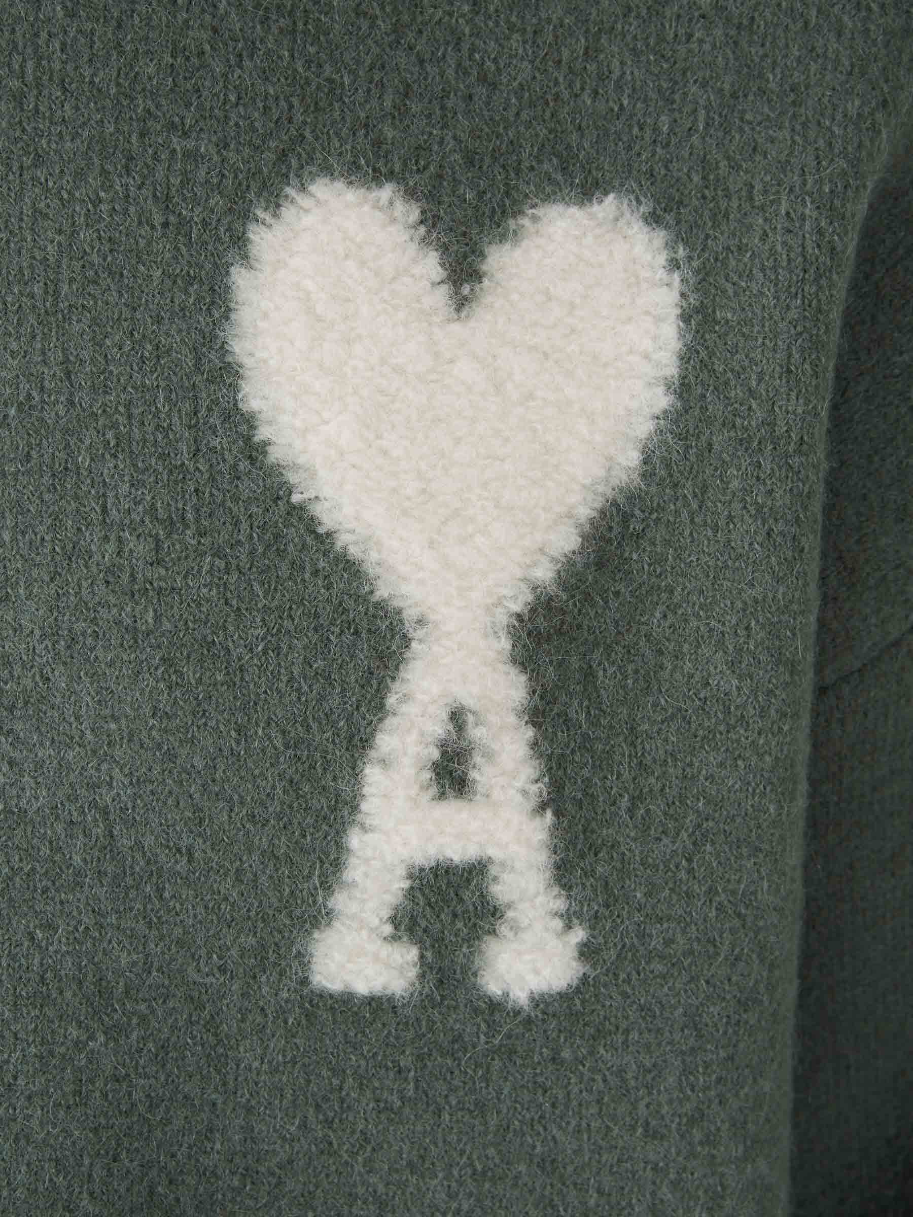Myk, brodert hjertegenser for kvinner, stilfullt design med delikate hjertebroderi, passer til jeans eller skjørt.
