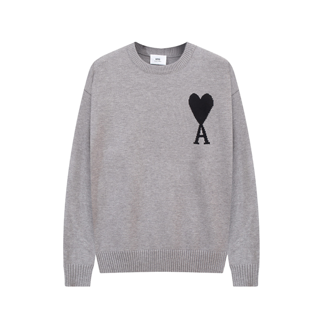 Myk, brodert hjertegenser for kvinner, stilfullt design med delikate hjertebroderi, passer til jeans eller skjørt.