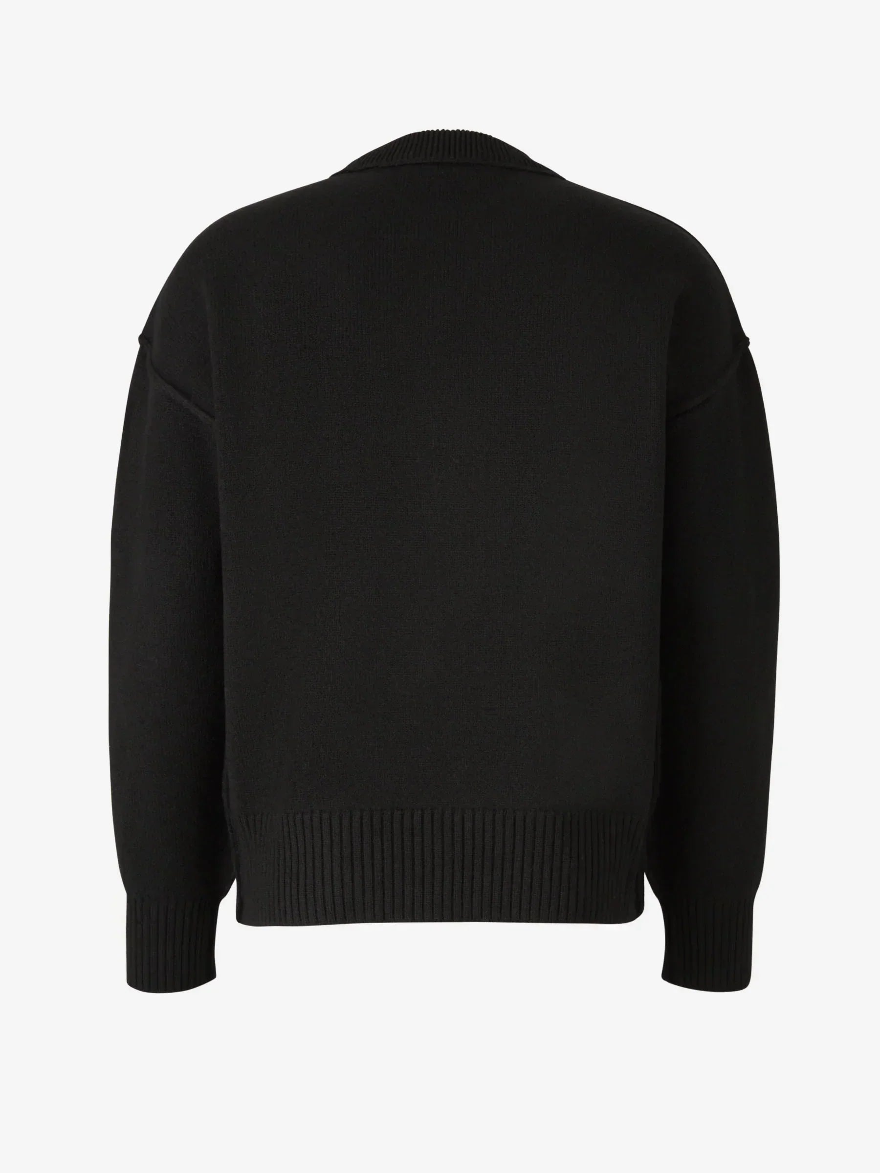 Myk, brodert hjertegenser for kvinner, stilfullt design med delikate hjertebroderi, passer til jeans eller skjørt.