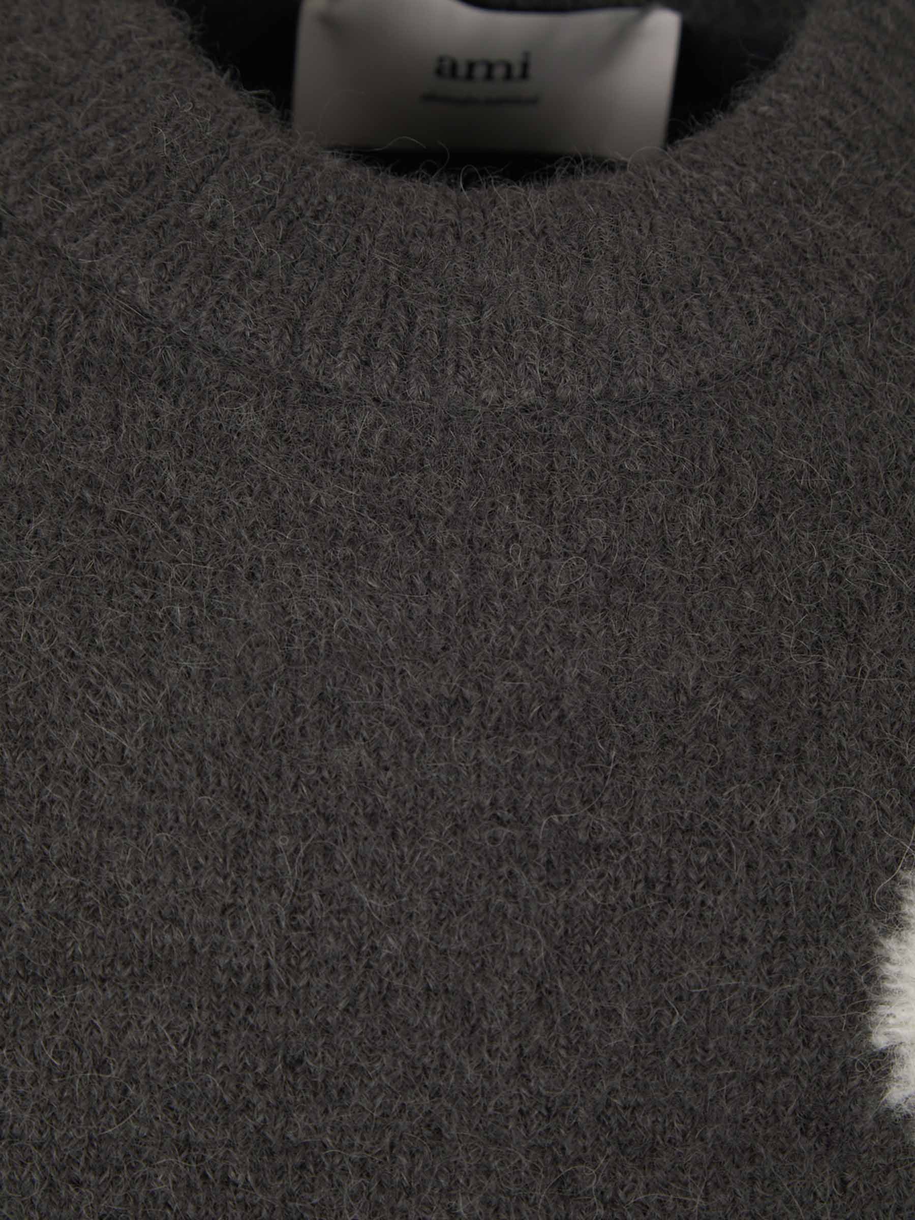 Myk, brodert hjertegenser for kvinner, stilfullt design med delikate hjertebroderi, passer til jeans eller skjørt.