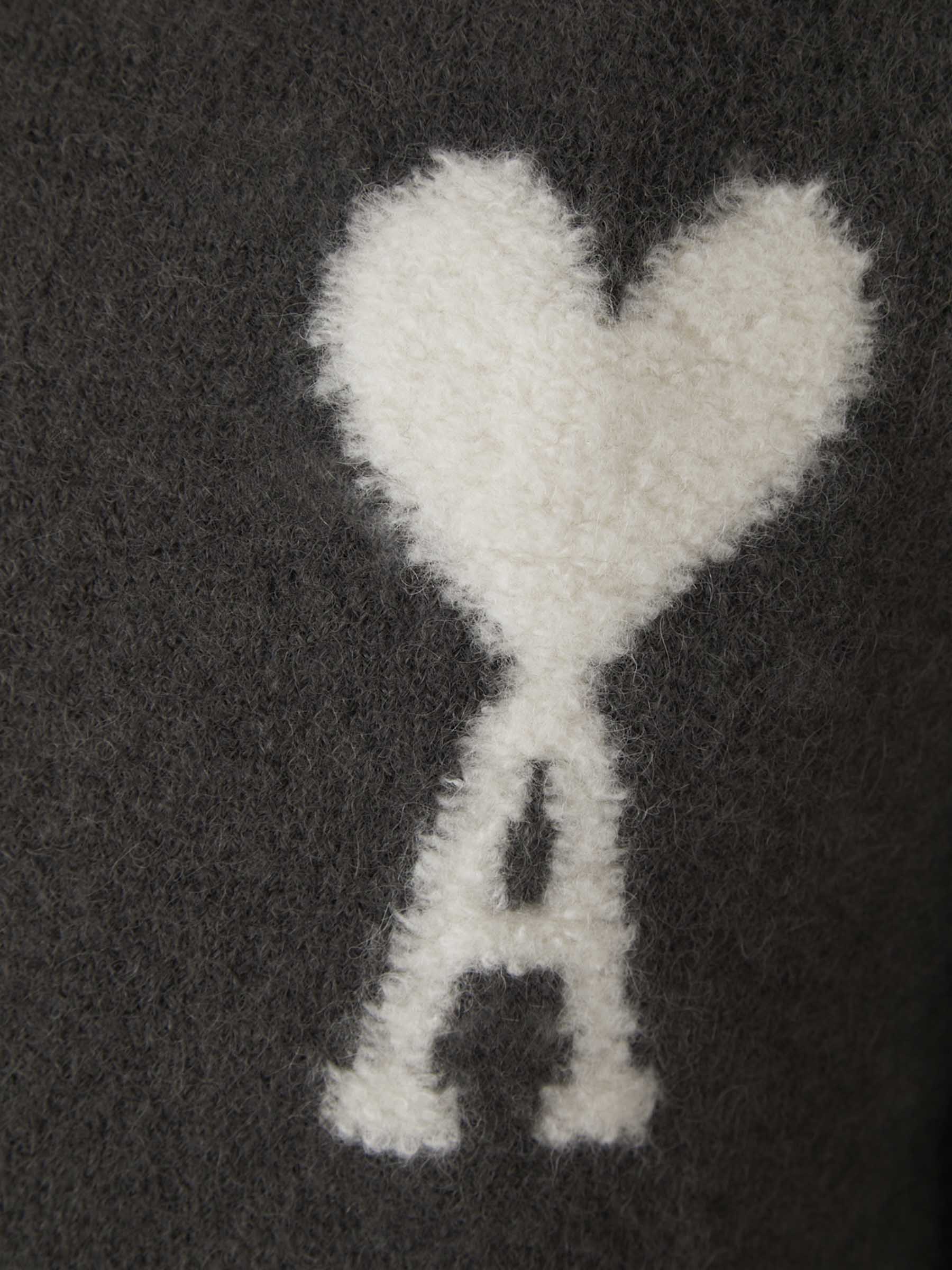 Myk, brodert hjertegenser for kvinner, stilfullt design med delikate hjertebroderi, passer til jeans eller skjørt.