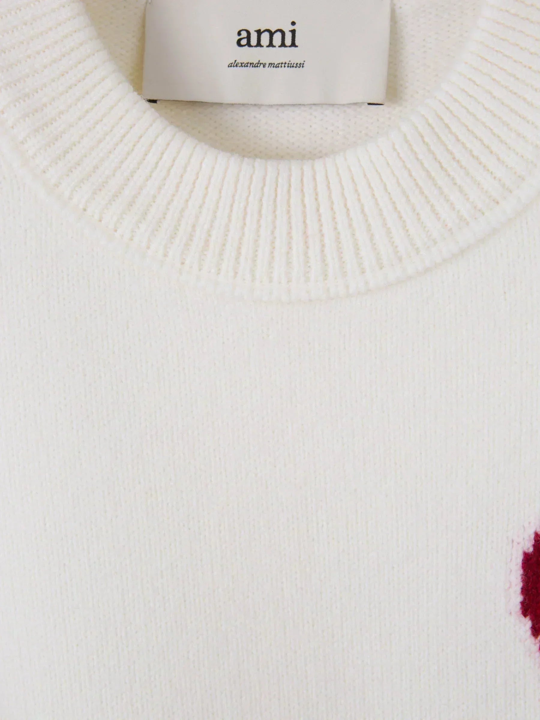 Myk, brodert hjertegenser for kvinner, stilfullt design med delikate hjertebroderi, passer til jeans eller skjørt.