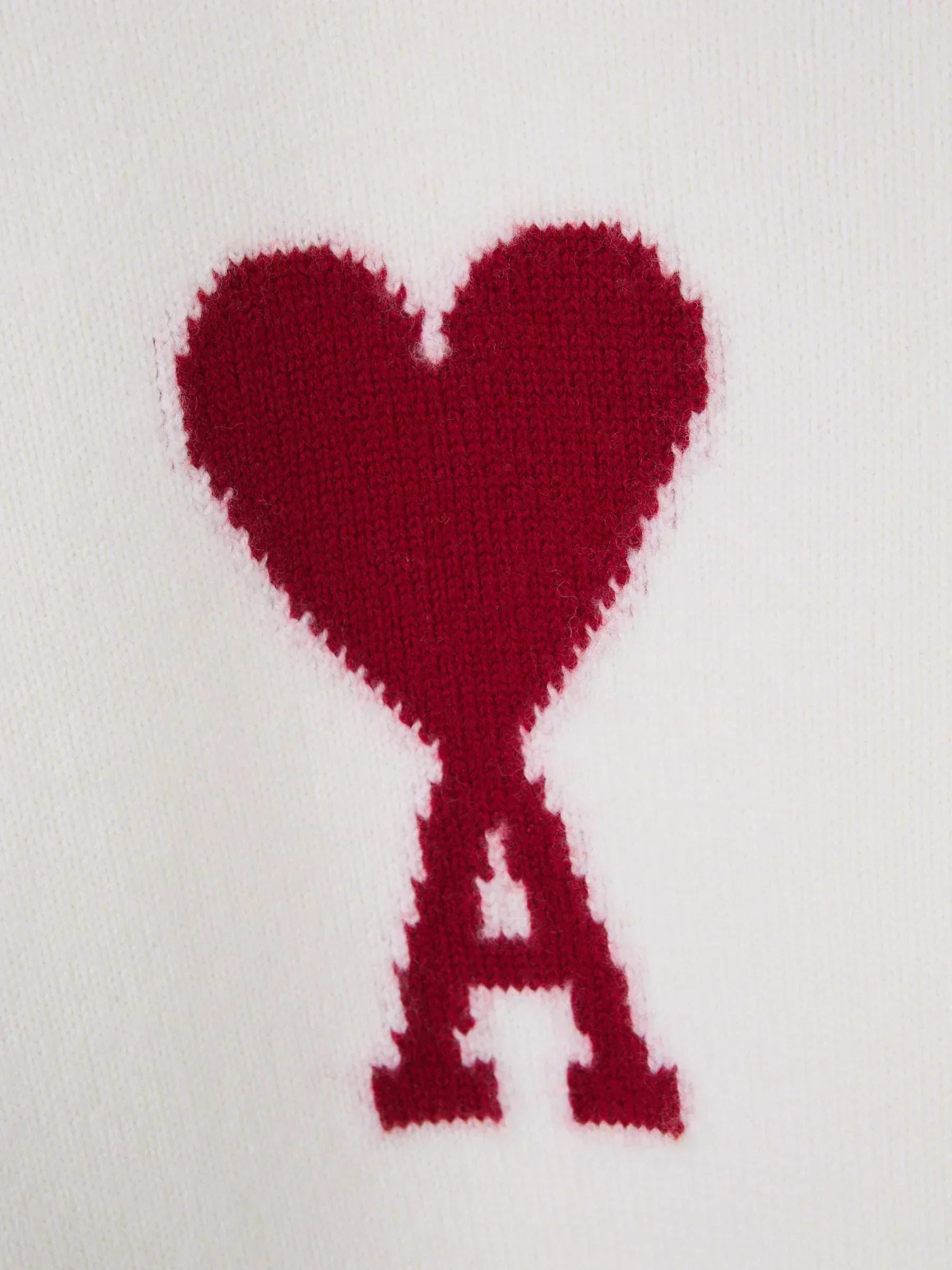 Myk, brodert hjertegenser for kvinner, stilfullt design med delikate hjertebroderi, passer til jeans eller skjørt.