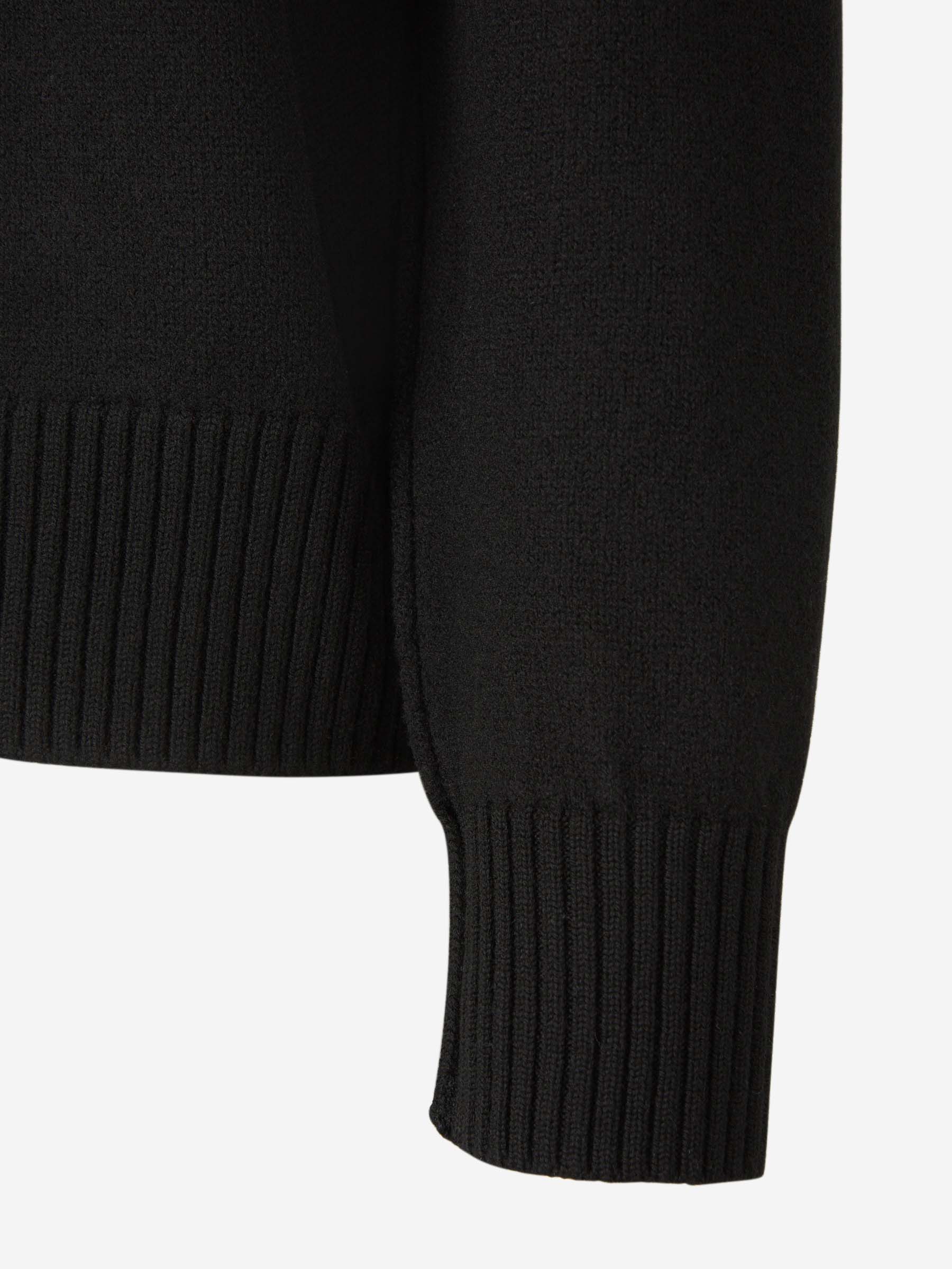 Myk, brodert hjertegenser for kvinner, stilfullt design med delikate hjertebroderi, passer til jeans eller skjørt.