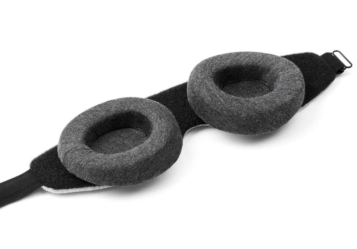 Perfekt sovemaske for dyp søvn, ligger klar på en hvit pute. Ideell for din daglige søvnhygiene.