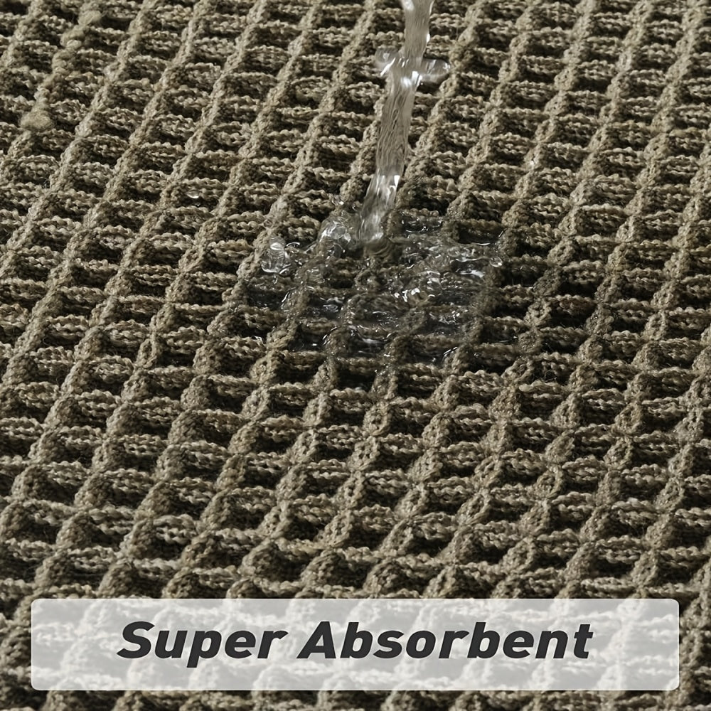 Grønn badematte med vaffeldesign. Myk, absorberende og sklisikker gulvmatte for et stilrent baderom.