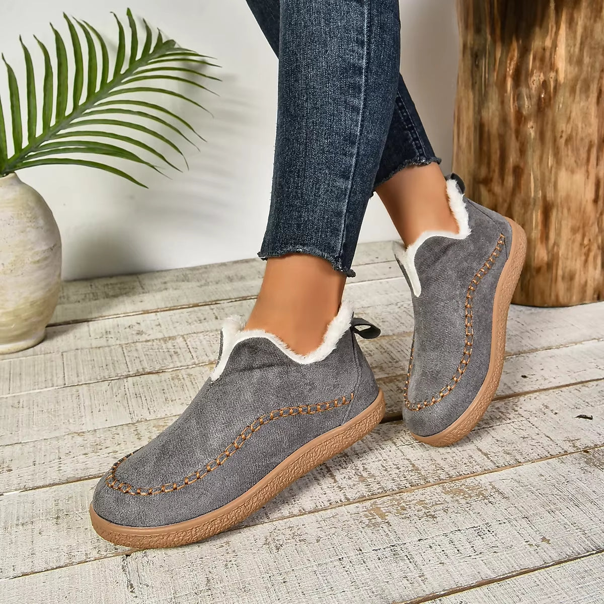 Komfortable dame tøfler, slip-on design med mykt fôr og sklisikker såle for hjemmebruk.