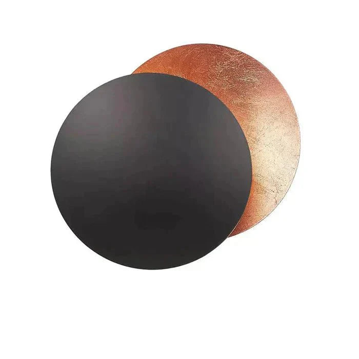 Unik vegglampe i roségull, sett fra siden. Minimalistisk design med roterende LED-lys for et stilrent hjem.