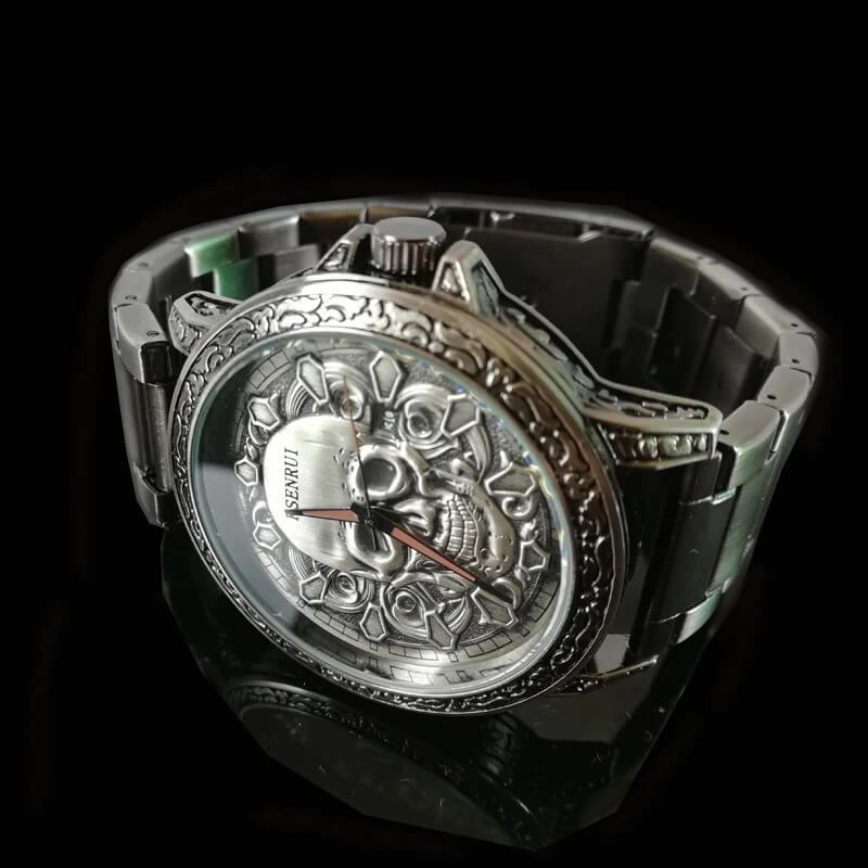 Detaljert bilde av herre hodeskalle klokke, et unikt kvarts armbåndsur. Dristig tilbehør for menn med gotisk stil.