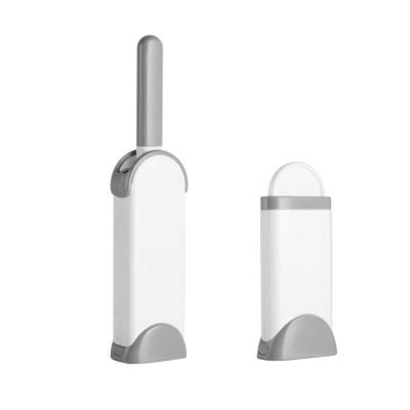 Nærbilde av gjenbrukbar kjæledyrhårfjerner som fjerner dyrehår fra et grått stoff – effektiv lofjerner for klær.