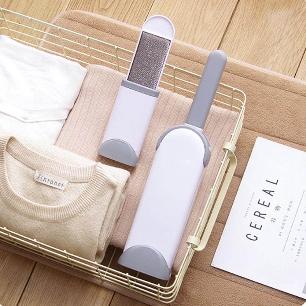 En kjæledyrhårfjerner brukes på et bilsete dekket med kjæledyrhår, demonstrerer praktisk rengjøring for bil.