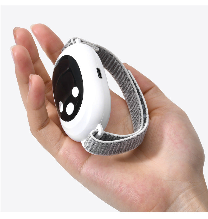 Bærbar søvnstimulator i hånden, med fokus på stressmestring, velvære og reisevennlig design for bedre søvn.