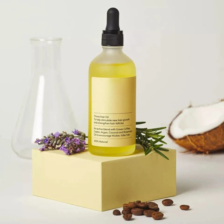 Bilde av 'Naturlig Hårvekst Serum' flaske, synlig 60ml. Bidrar til sunt hår og fyldigere vekst for kvinner.
