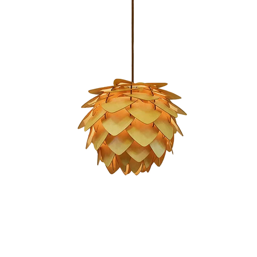Naturlig kongleformet tre pendellampe, ideell for moderne nordisk spisestue belysning.