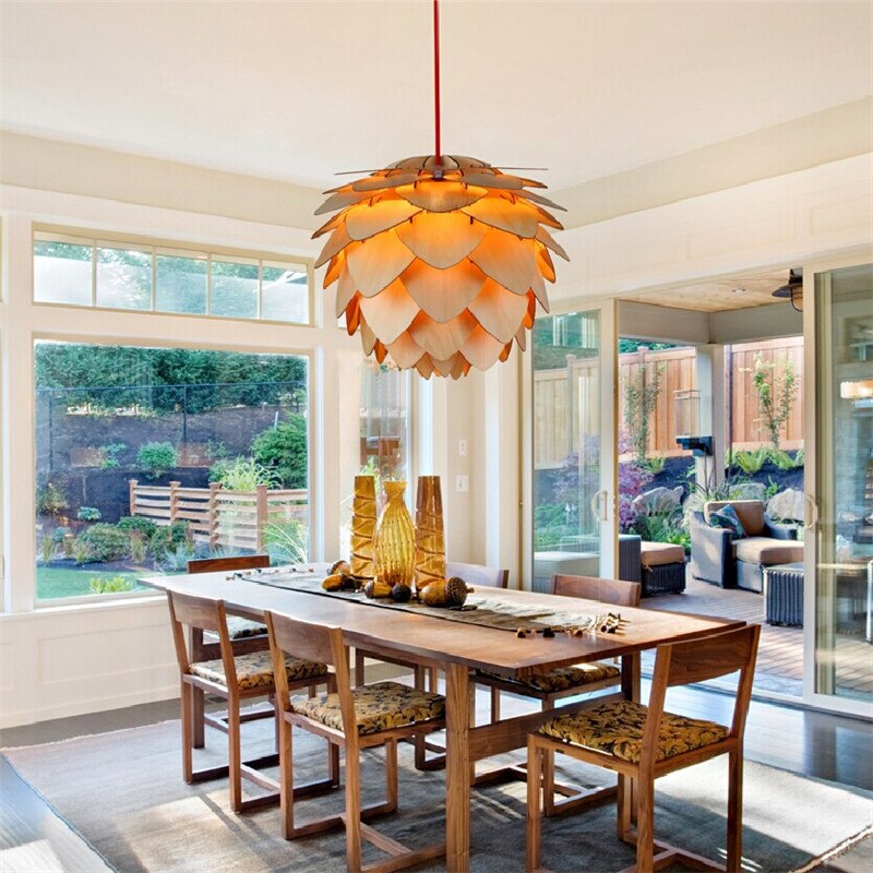 Elegant trelampe, kongle design pendellampe som fremhever naturlig interiør.