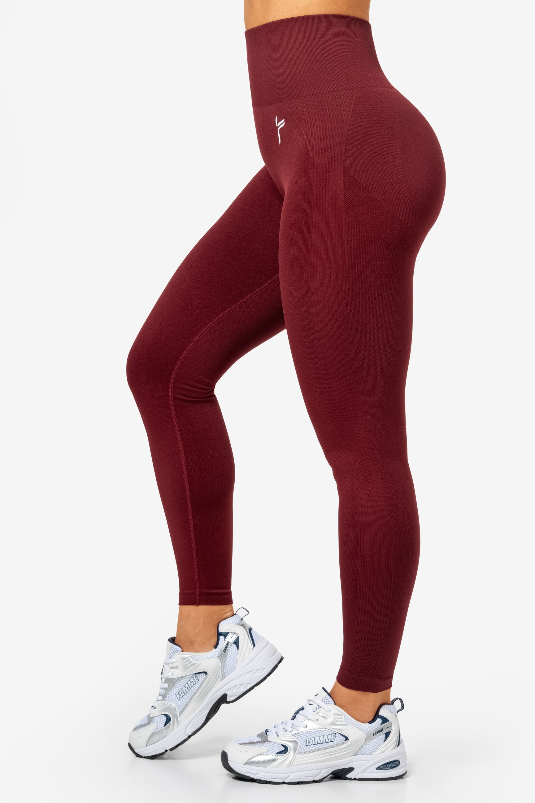 "Navy blue scrunch leggings med høy midje og seamless design, fremhever kurver med scrunch-teknologi for optimal passform"