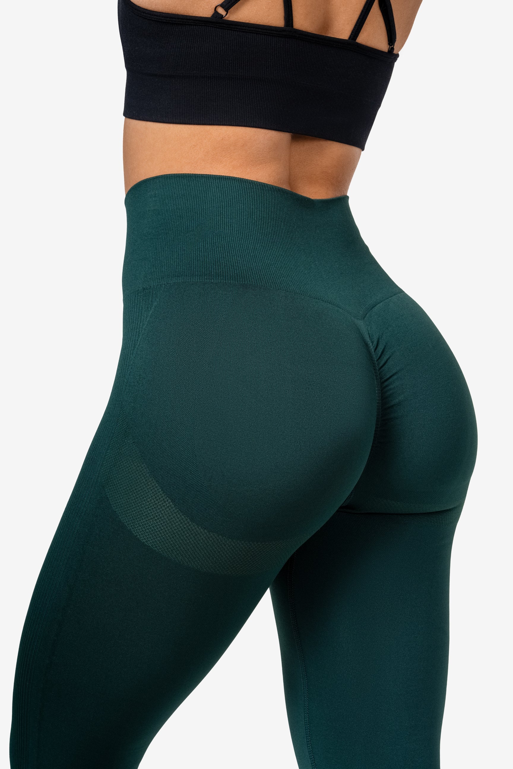 "Navy blue scrunch leggings med høy midje og seamless design, fremhever kurver med scrunch-teknologi for optimal passform"