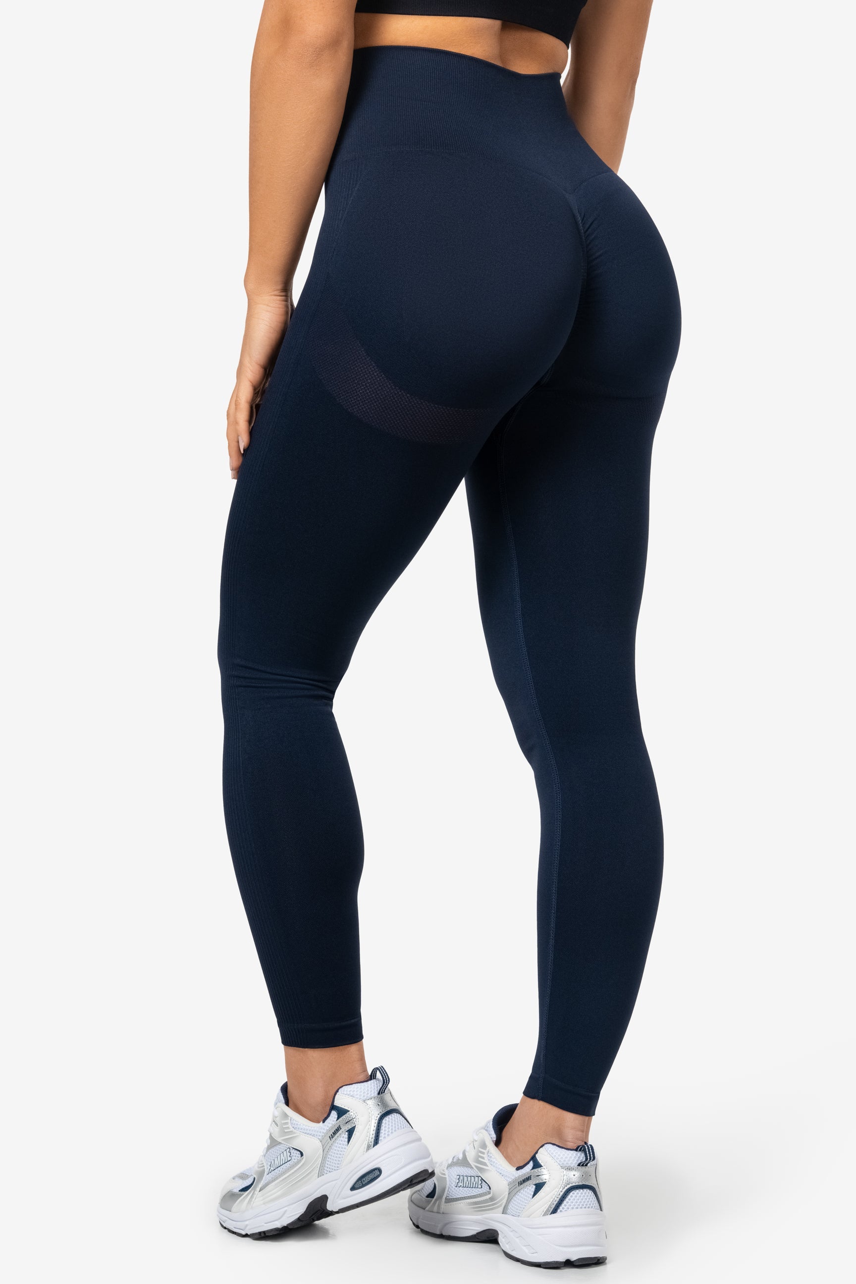 "Navy blue scrunch leggings med høy midje og seamless design, fremhever kurver med scrunch-teknologi for optimal passform"