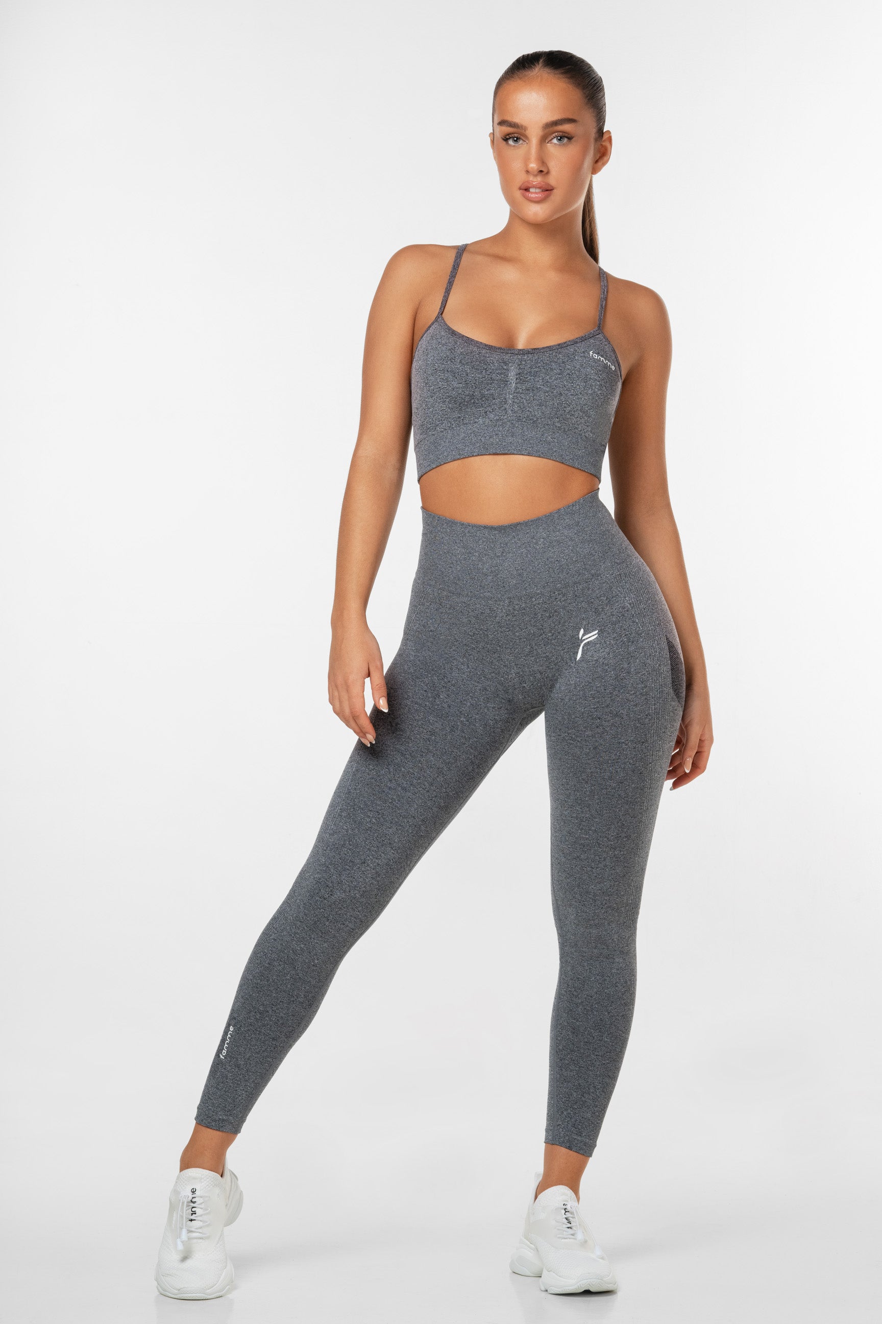 "Navy blue scrunch leggings med høy midje og seamless design, fremhever kurver med scrunch-teknologi for optimal passform"