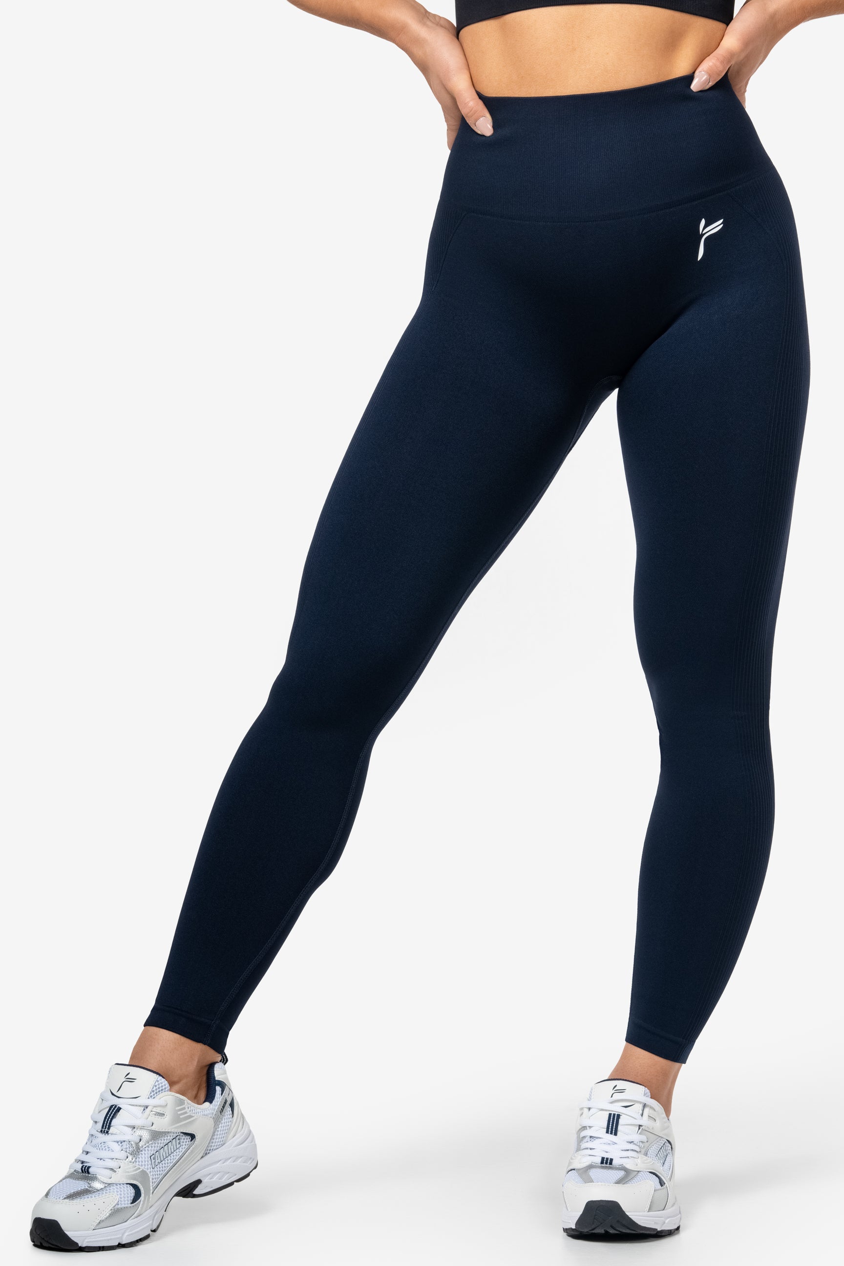 "Navy blue scrunch leggings med høy midje og seamless design, fremhever kurver med scrunch-teknologi for optimal passform"