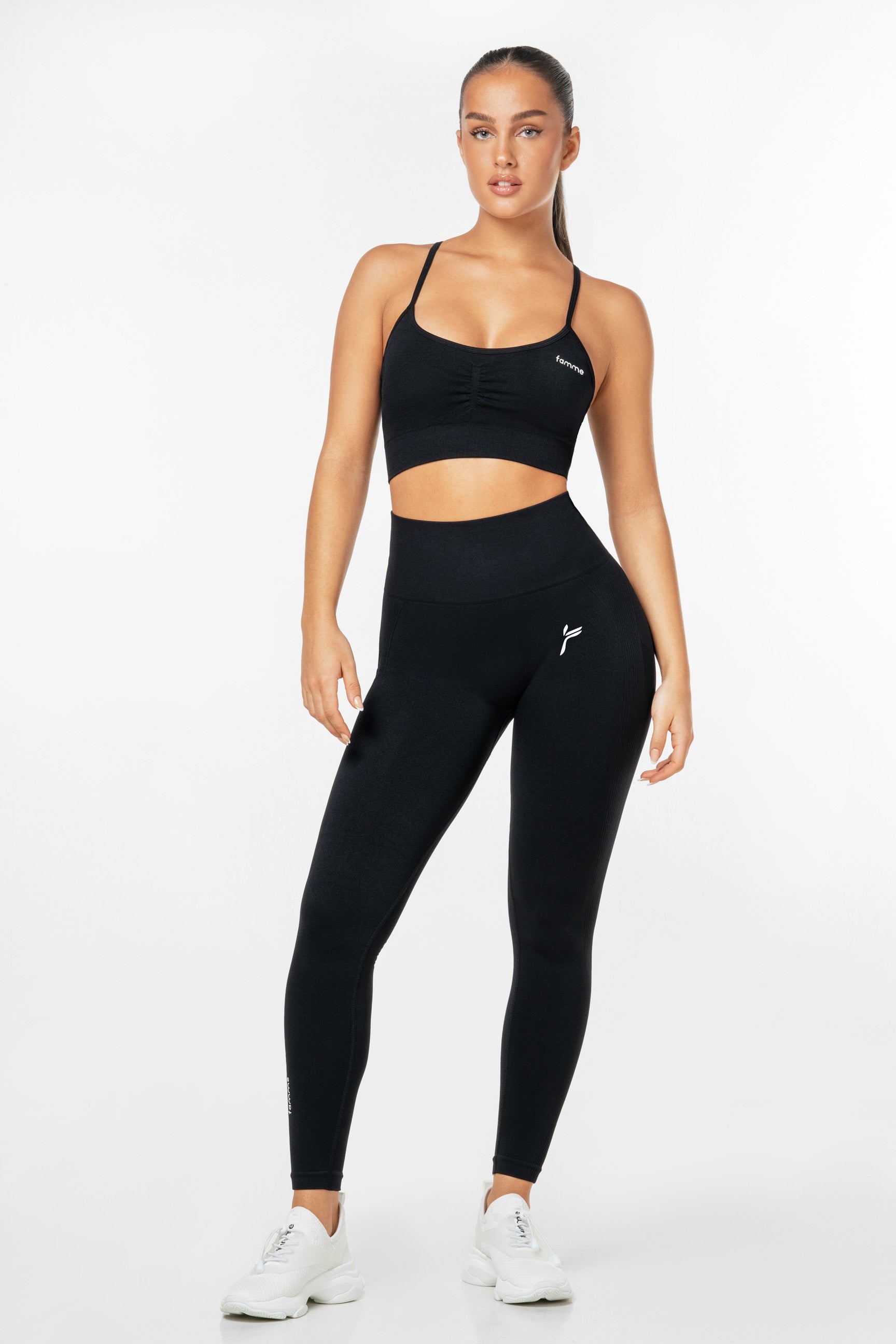 "Navy blue scrunch leggings med høy midje og seamless design, fremhever kurver med scrunch-teknologi for optimal passform"