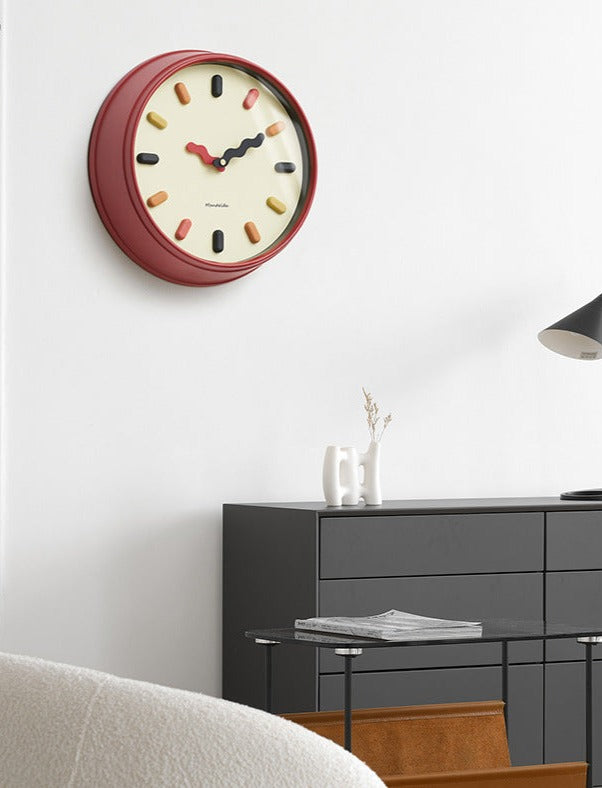 Rød 3D veggklokke med nordisk preg. Stille ur, moderne og minimalistisk for kontor eller stue.