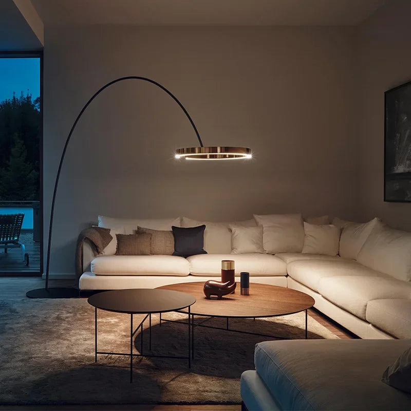 "Nordisk LED gulvlampe i minimalistisk design, tilgjengelig i gull, roségull og svart. Perfekt for moderne interiør."