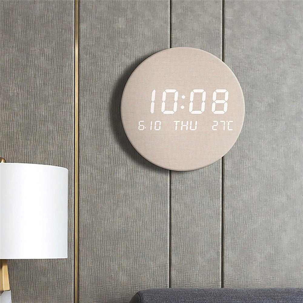 Batteridrevet, nordisk inspirert veggklokke som pryder en stilren vegg, passer til enhver dekor.