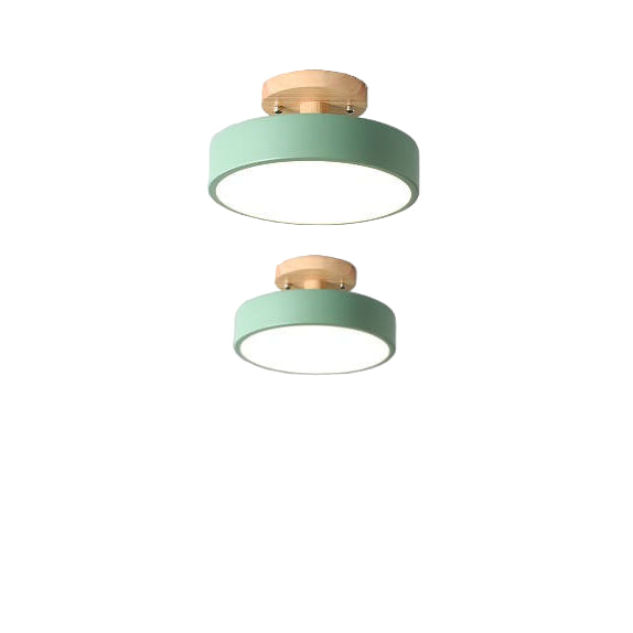 Nordisk rund taklampe i LED for moderne hjem, med minimalistisk design og varm belysning.