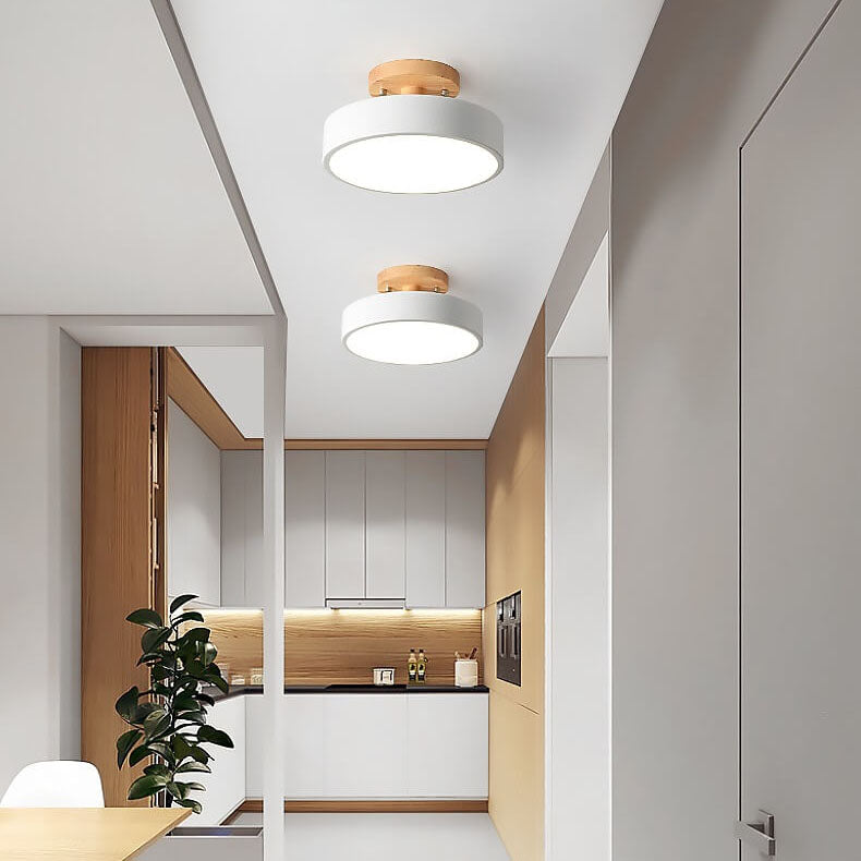 Nærbilde av en moderne nordisk taklampe, rund form for elegant belysning i hjemmet.