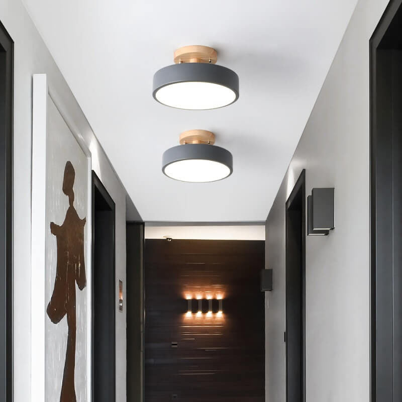 Rustikk-inspirert nordisk rund taklampe, perfekt for dekorativ belysning i moderne interiør.