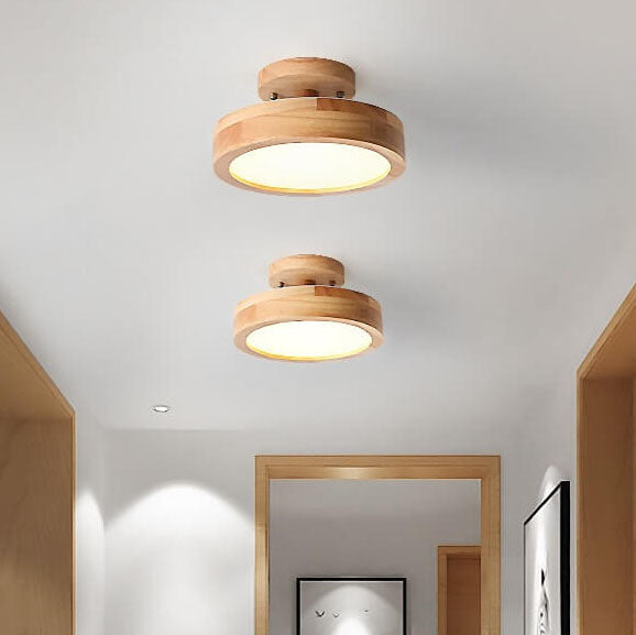 Detalj av den matte utførelsen på en rund LED-taklampe i nordisk, moderne stil.
