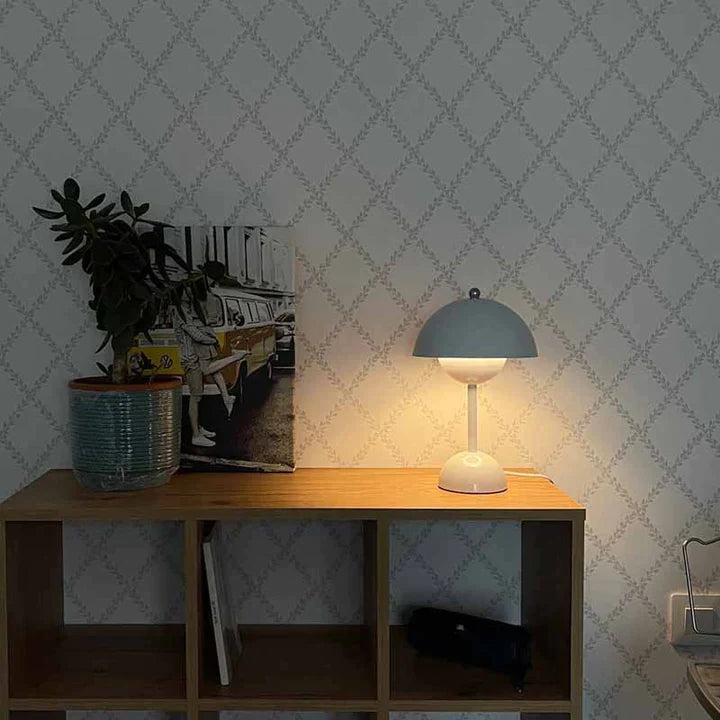 Liten hvit bordlampe med nordisk preg, soppdesign, justerbar for fleksibel bruk