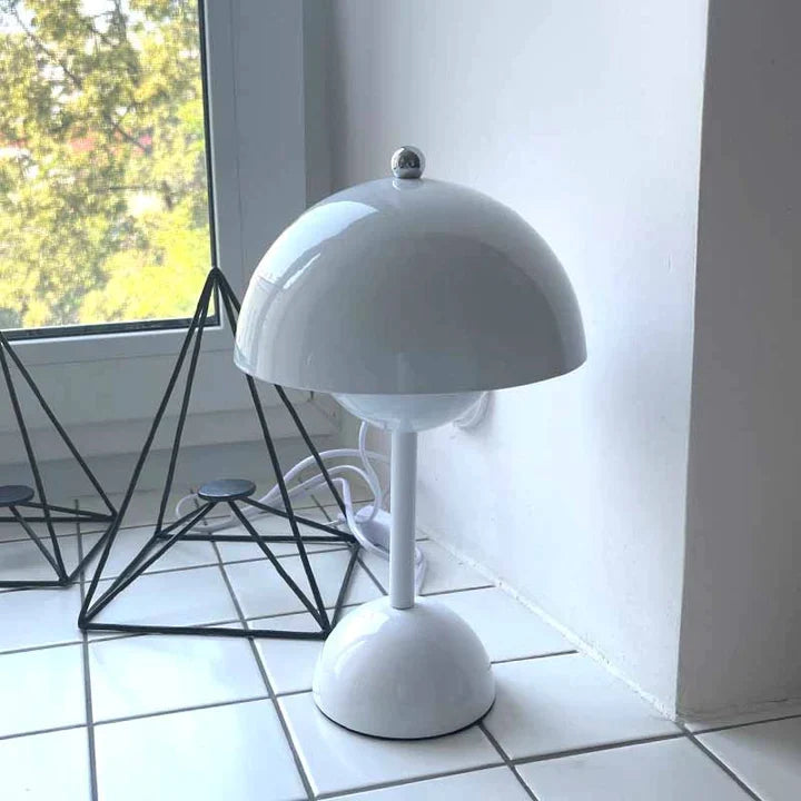 Elegant hvit sopplampe, bordlampe med justerbar lys for nattbordet eller kontoret