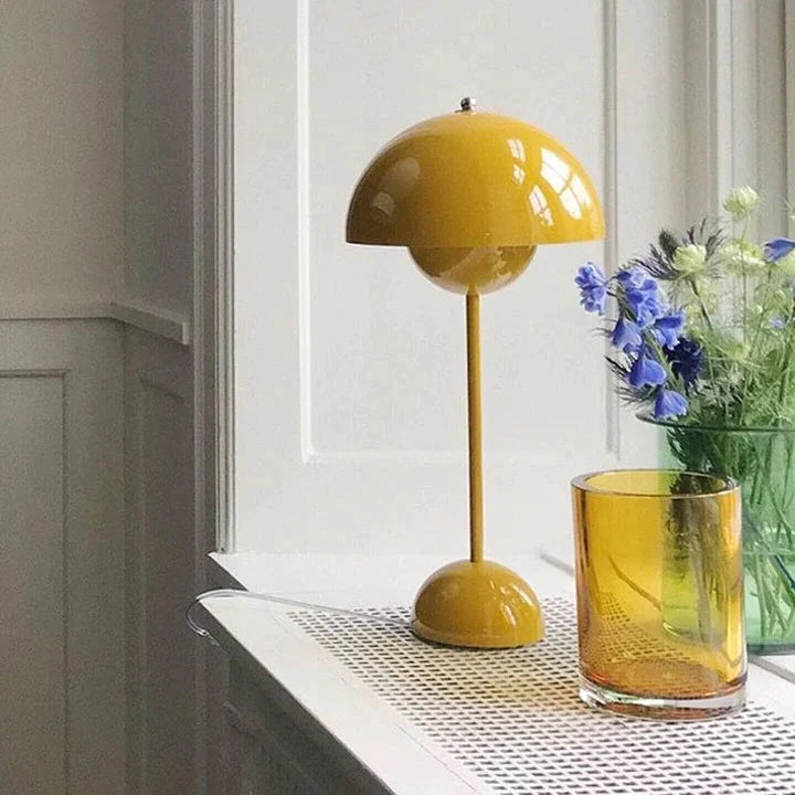 Moderne hvit soppformet bordlampe, justerbart lys ideelt som nattbordslampe