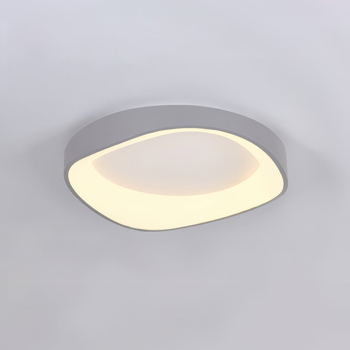 "Nordisk taklampe med trestruktur i moderne design, strålende LED-lys og energieffektive funksjoner. Perfekt til stue."