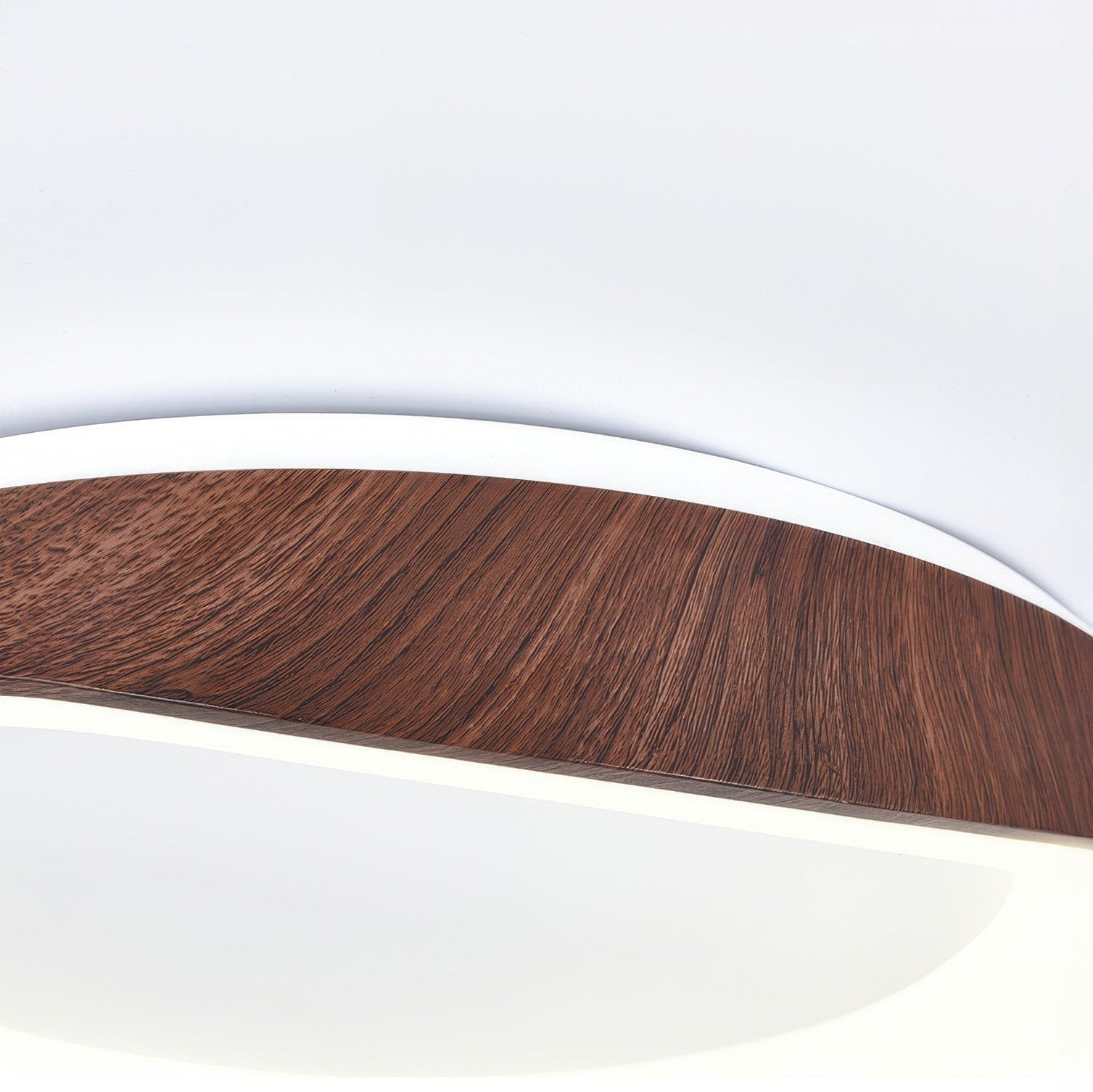 "Nordisk taklampe med trestruktur i moderne design, strålende LED-lys og energieffektive funksjoner. Perfekt til stue."