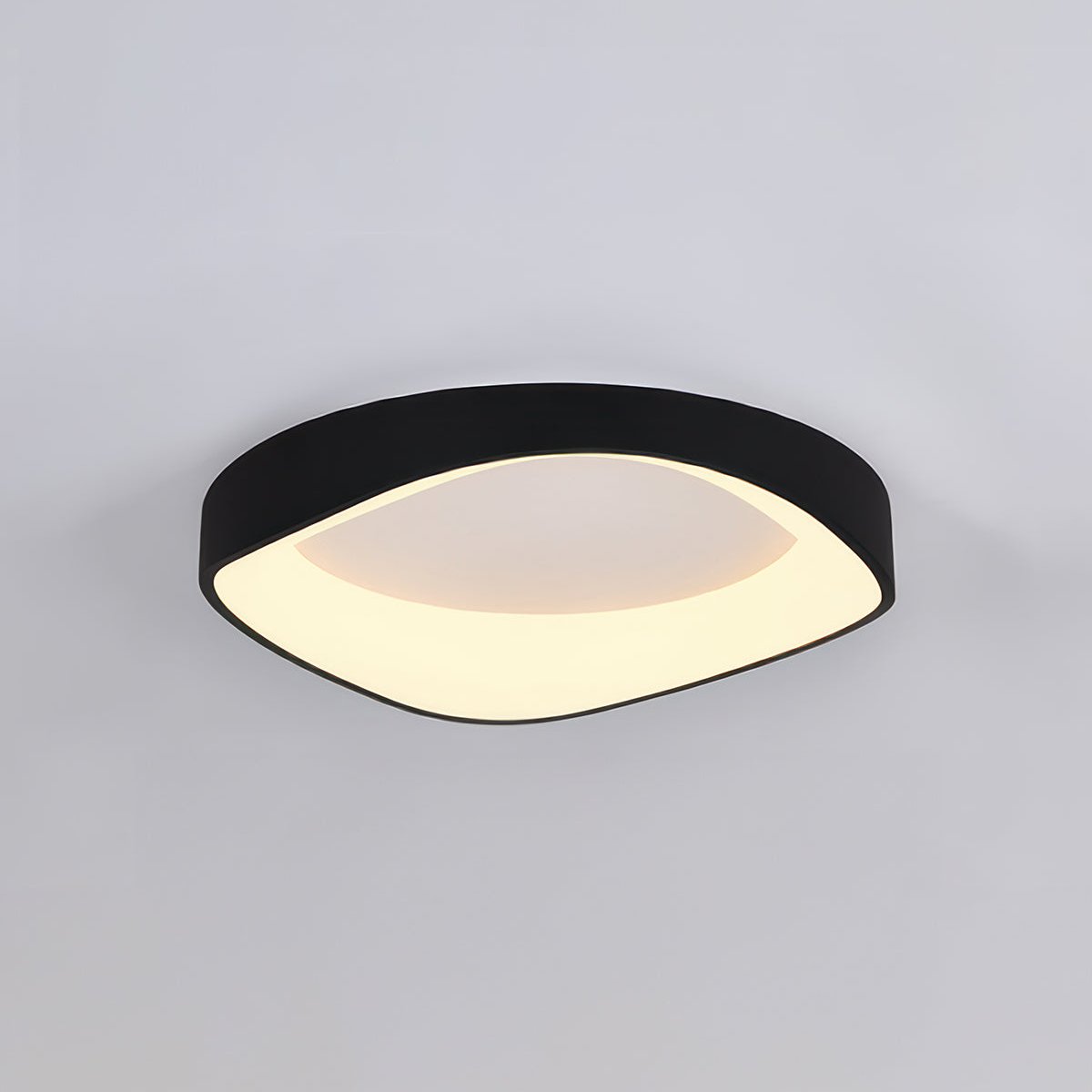"Nordisk taklampe med trestruktur i moderne design, strålende LED-lys og energieffektive funksjoner. Perfekt til stue."