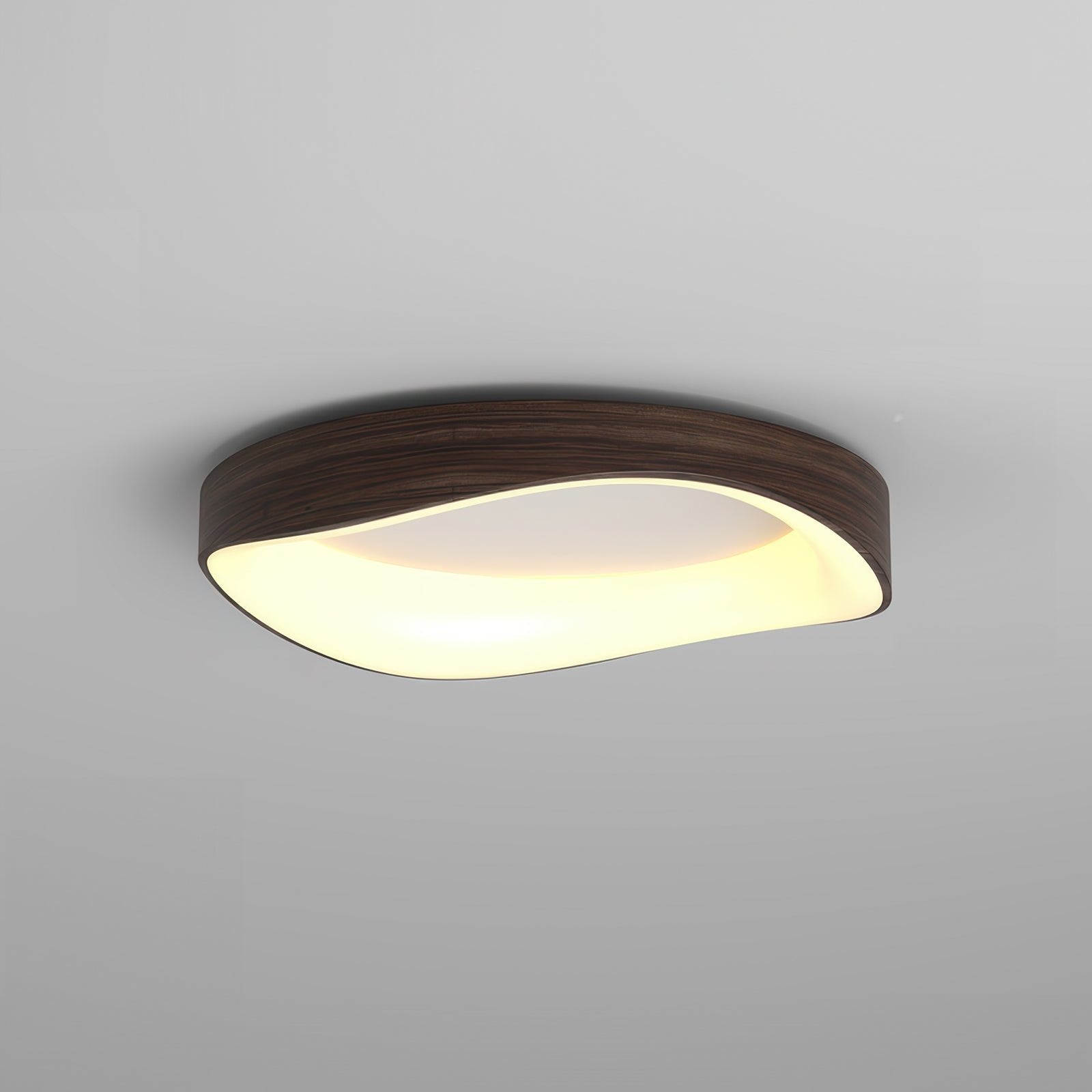 "Nordisk taklampe med trestruktur i moderne design, strålende LED-lys og energieffektive funksjoner. Perfekt til stue."