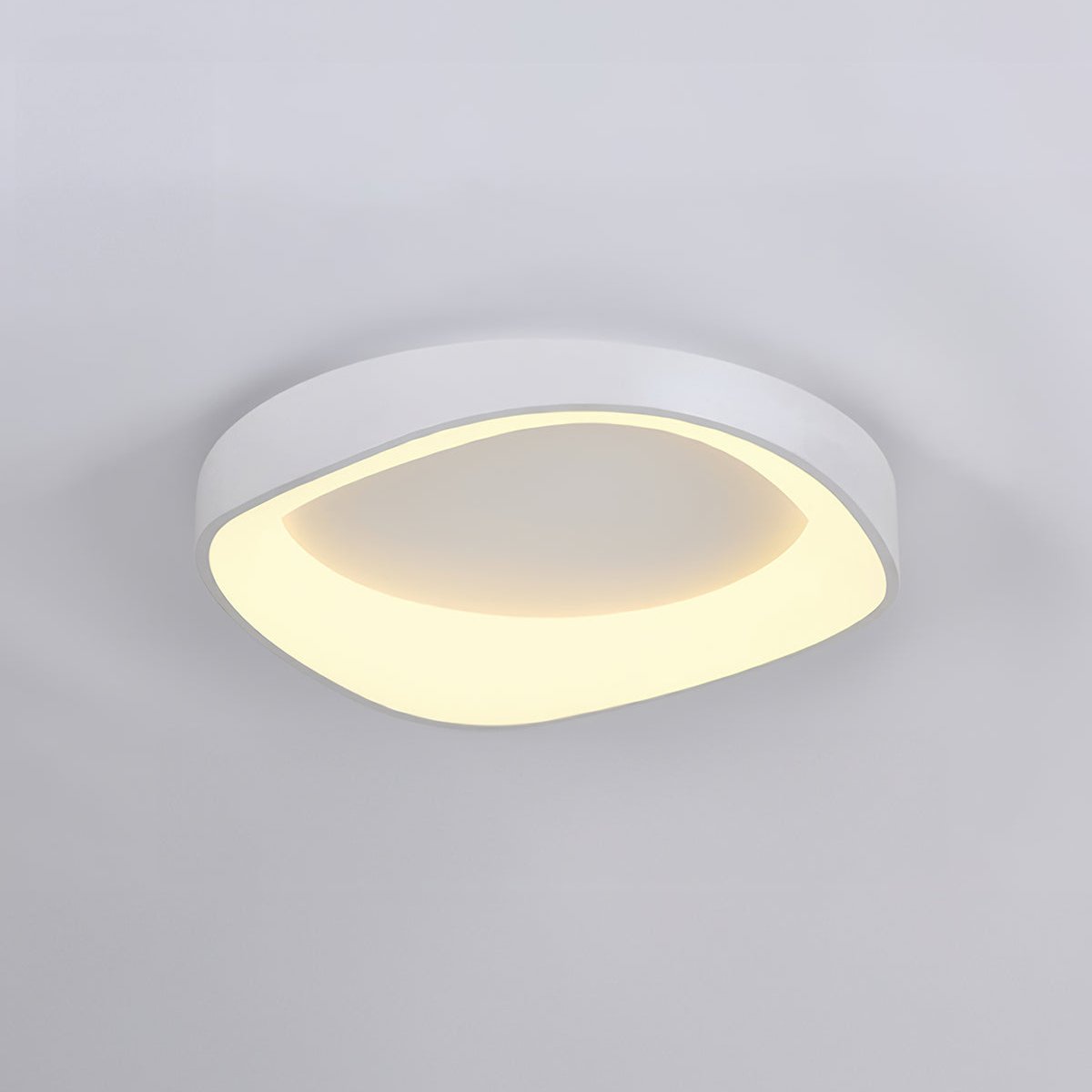 "Nordisk taklampe med trestruktur i moderne design, strålende LED-lys og energieffektive funksjoner. Perfekt til stue."